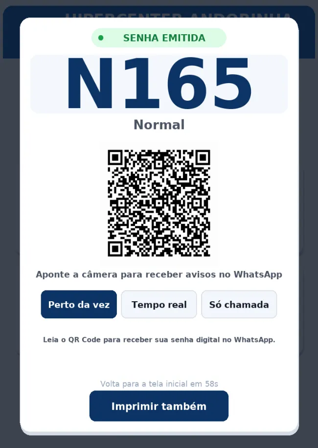 Tela do totem com a senha emitida e o QR Code