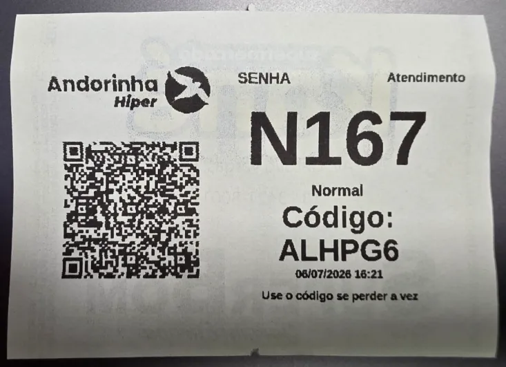 Senha impressa com QR Code para acompanhar a fila pelo WhatsApp